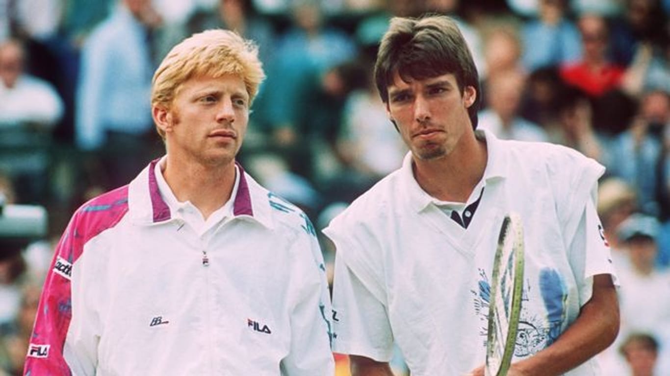 Die beiden deutschen Tennis-Profis Michael Stich (r) und Boris Becker vor Beginn des Wimbledon-Endspiels am 07.