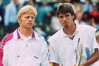 Die beiden deutschen Tennis-Profis Michael Stich (r) und Boris Becker vor Beginn des Wimbledon-Endspiels am 07.