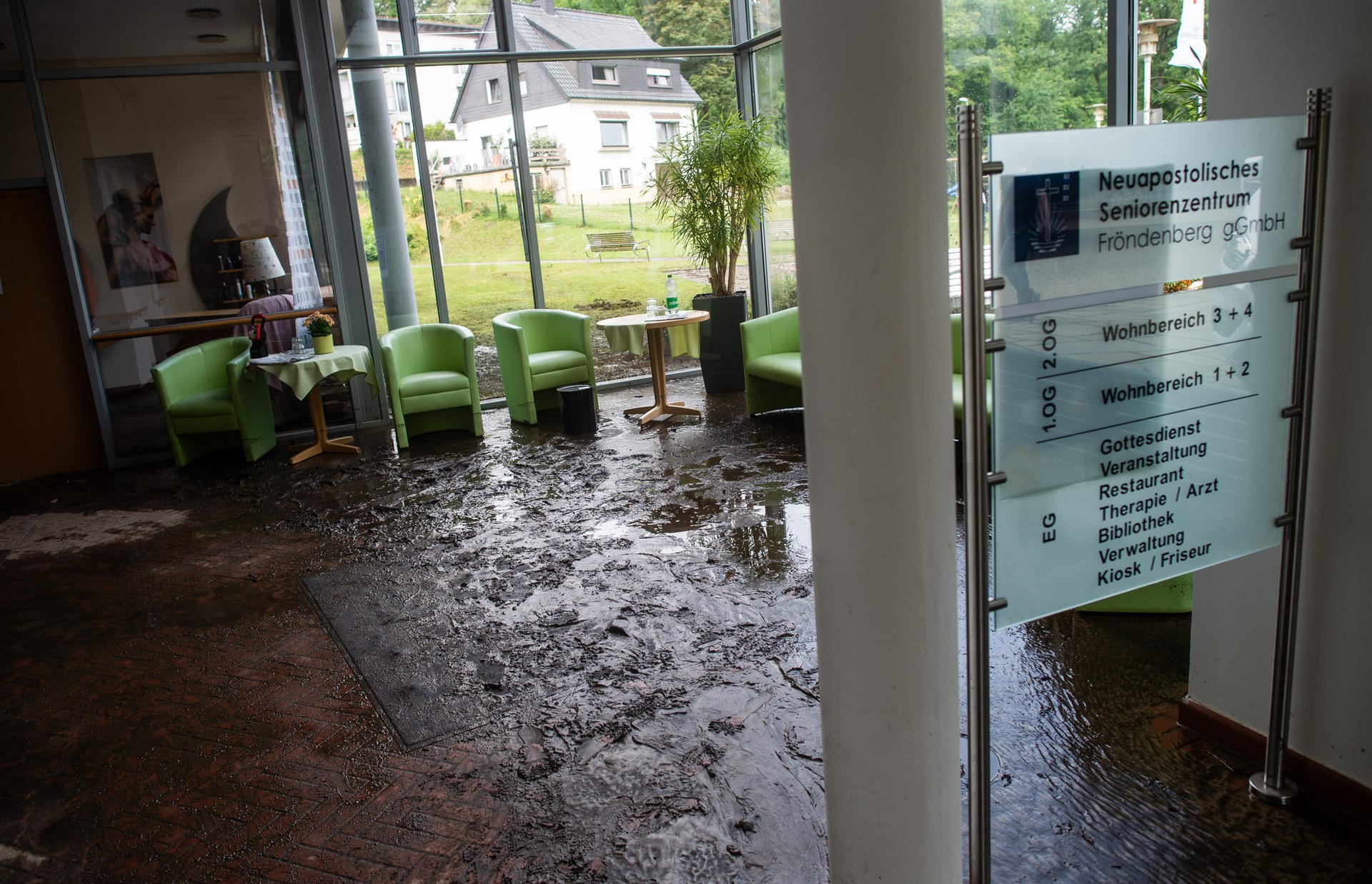 Schlammmassen im Altenheim: Die 50 Bewohner mussten das Haus in der Nacht zu Montag verlassen, nachdem das Wasser im Erdgeschoss 50 Zentimeter hoch stand.