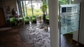 Schlammmassen im Altenheim: Die 50 Bewohner mussten das Haus in der Nacht zu Montag verlassen, nachdem das Wasser im Erdgeschoss 50 Zentimeter hoch stand.
