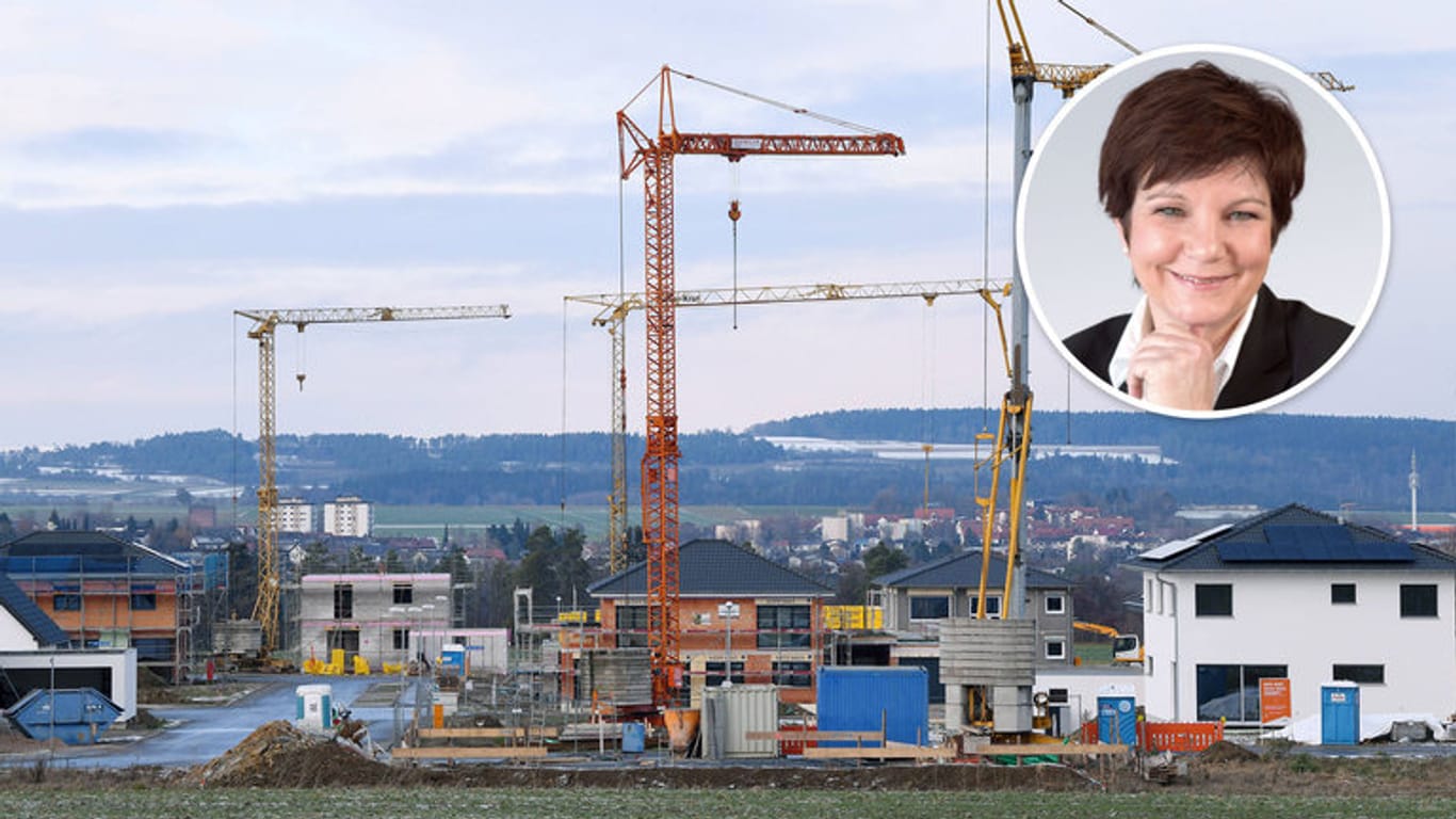 Bauarbeiten in einem Neubaugebiet (Symbolbild): Junge Leute sollten nicht auf die Hausfinanzierung durch ihre Eltern setzen, sagt Kolumnistin Ursula Weidenfeld.