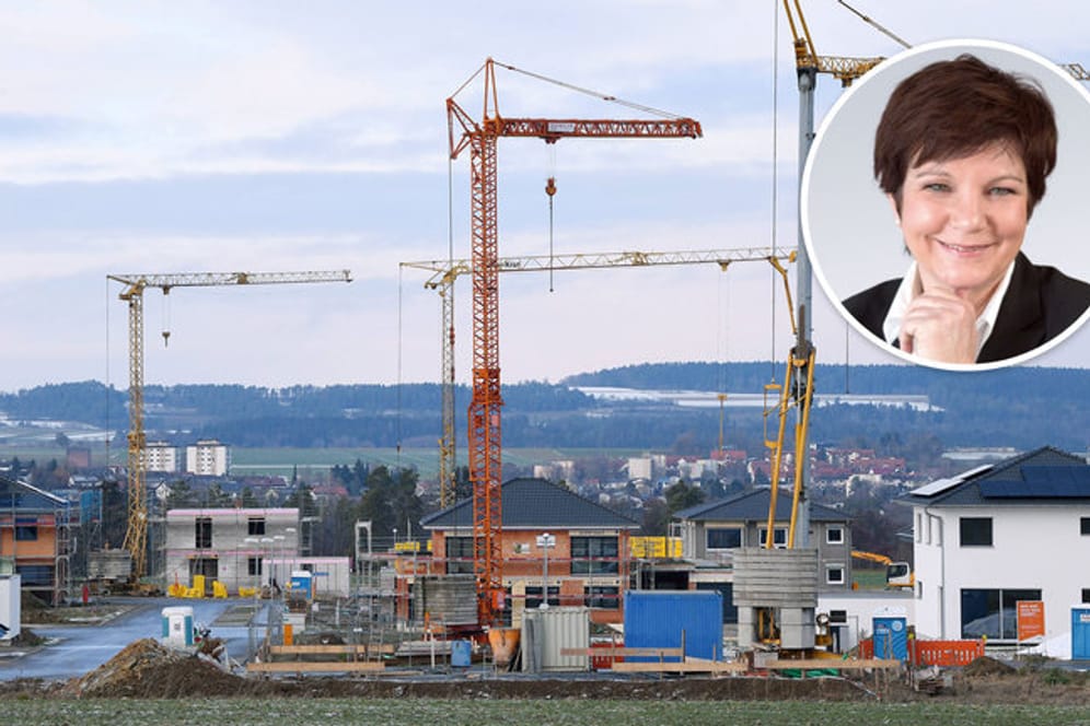 Bauarbeiten in einem Neubaugebiet (Symbolbild): Junge Leute sollten nicht auf die Hausfinanzierung durch ihre Eltern setzen, sagt Kolumnistin Ursula Weidenfeld.