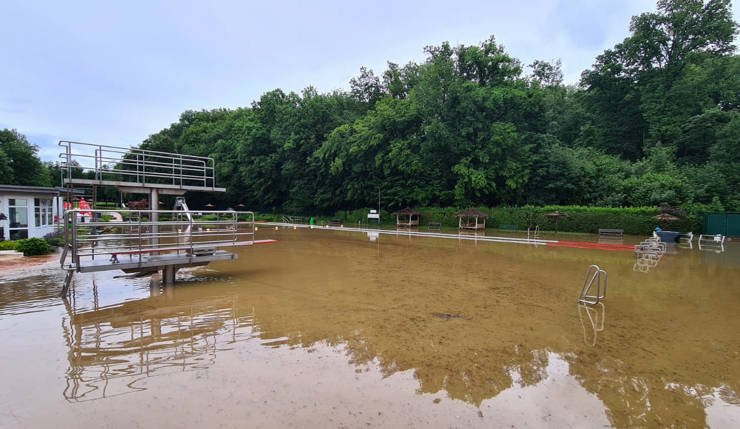 Im Freibad war nach dem Unwetter nur noch Schlammwasser: Möglicherweise dauern die Reinigungsarbeiten bis zum Ende der Schulferien.