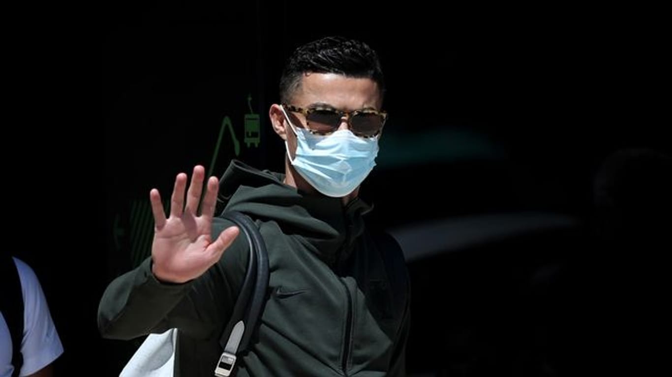 Von der EM-Blase ins Blaue: Cristiano Ronaldo winkt bei seiner Ankunft am Flughafen.