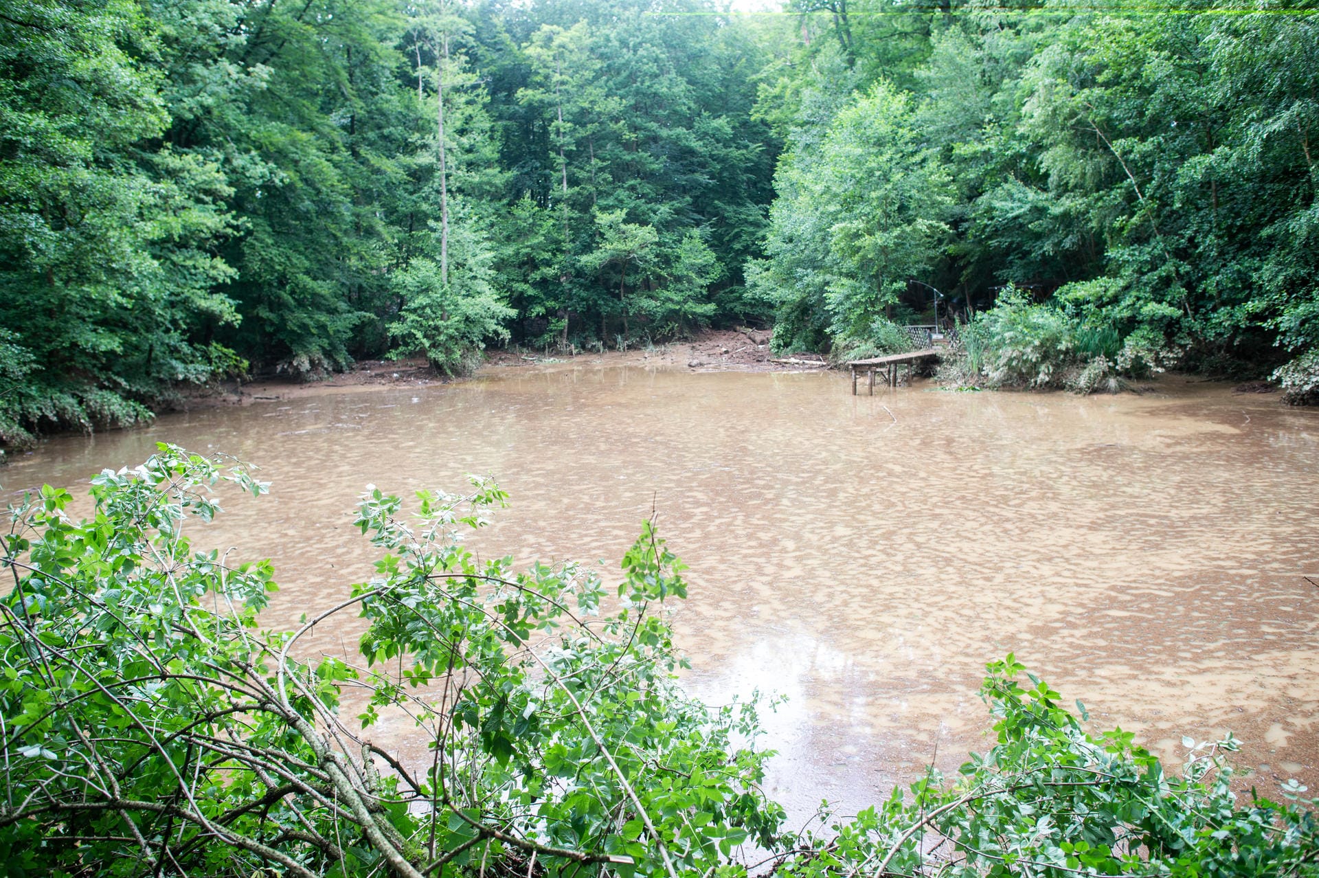 Ein Teich, der als Regenrückhaltebecken dient, lief voll: Hier drohte ein Deich zu brechen.