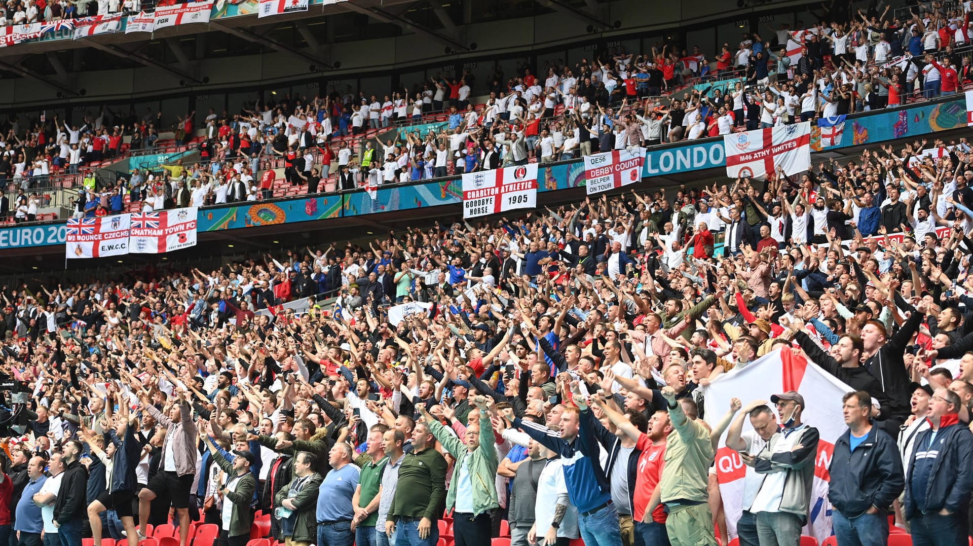 Kein Bild aus längst vergangener Zeit, sondern brandaktuell: Englische Fans dicht an dicht beim Spiel gegen Deutschland.