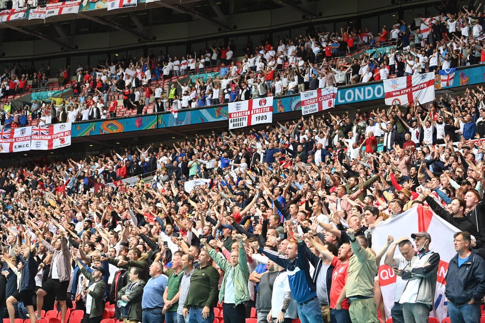 Kein Bild aus längst vergangener Zeit, sondern brandaktuell: Englische Fans dicht an dicht beim Spiel gegen Deutschland.