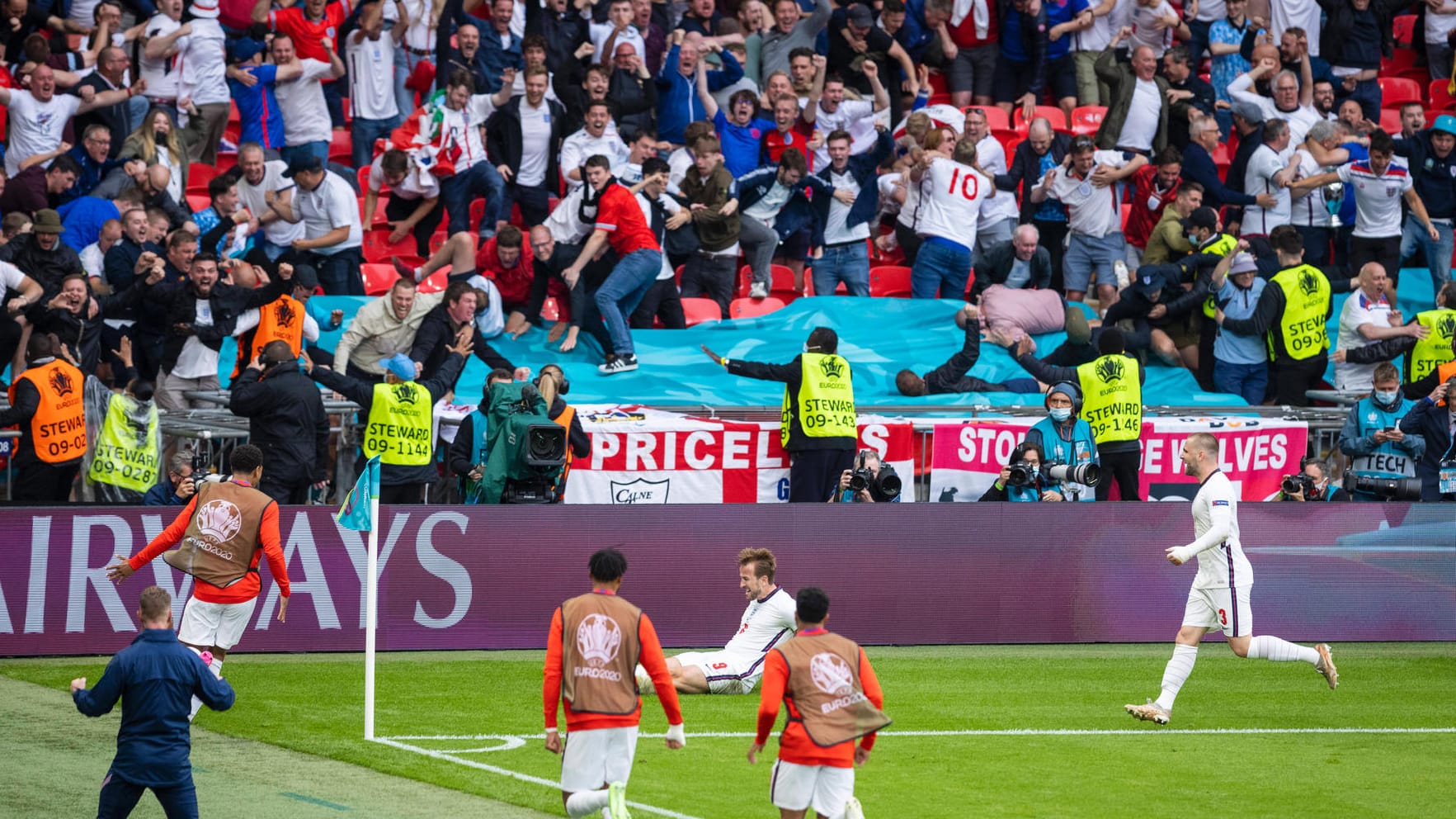 Auch über diese Bilder wurde viel diskutiert: Englische Fans jubeln, liegen sich in den Armen.