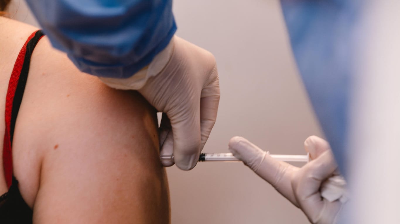 Eine Frau erhält eine Impfung gegen das Coronavirus (Symbolbild): Im Gebiet der Kassenärztlichen Vereinigung Nordrhein kamen allein im Juni 50.000 Menschen nicht zu ihrem Termin.