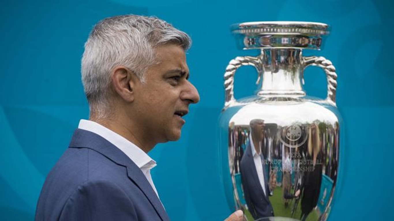Londons Bürgermeister Sadiq Khan posiert mit dem EM-Pokal.
