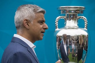 Londons Bürgermeister Sadiq Khan posiert mit dem EM-Pokal.