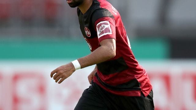 Sarpreet Singh spielt den Ball