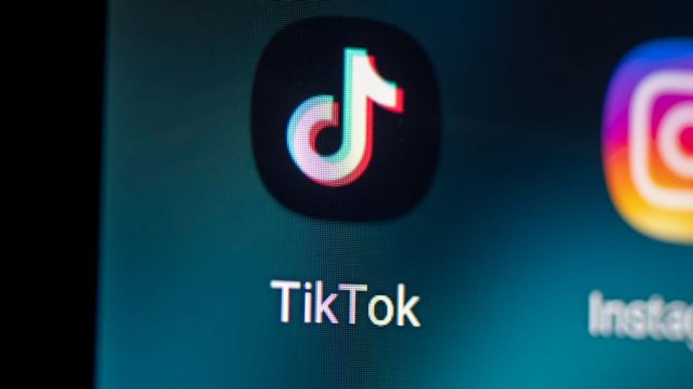 Auf einem Bildschirm sieht man das Logo von TikTok