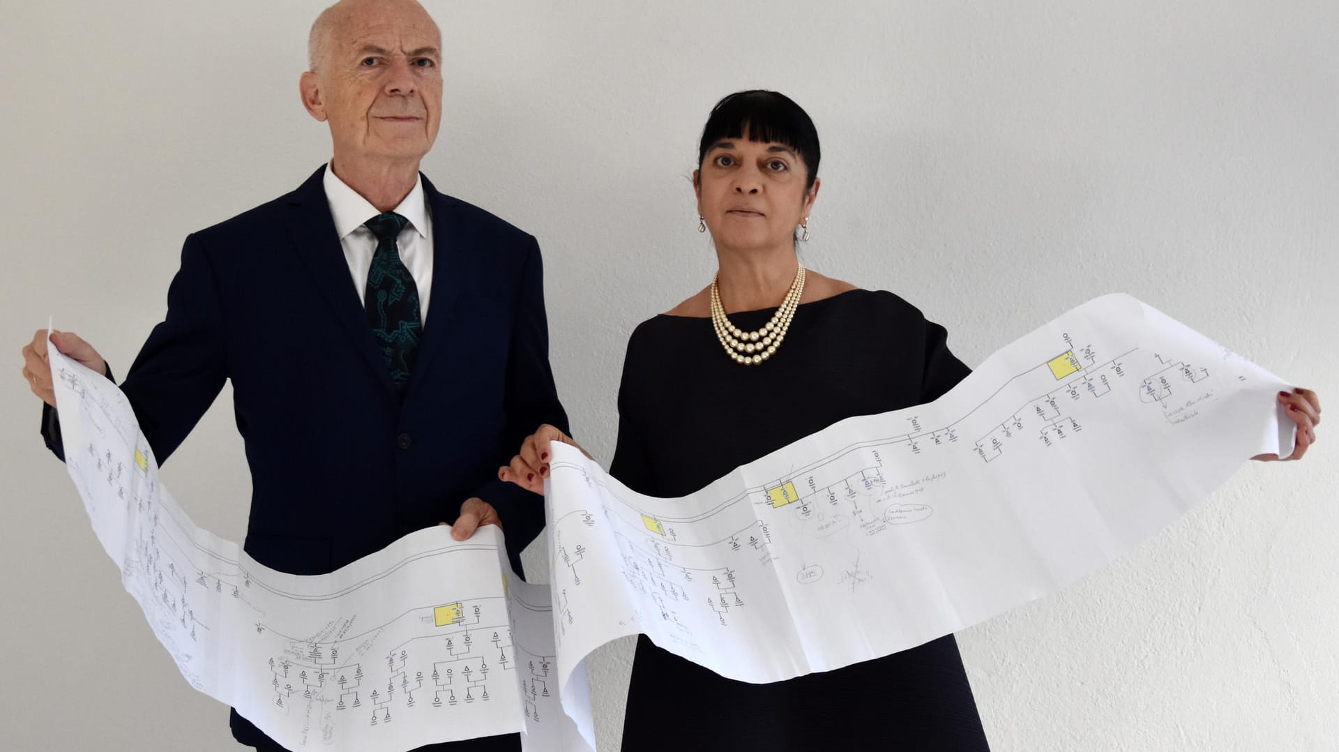 Die da-Vinci-Experten Alessandro Vezzosi und Agnese Sabato mit dem ausgedruckten Stammbaum des berühmten Italieners: 21 Generationen haben sie erforscht. Die da-Vinci-Experten Alessandro Vezzosi und Agnese Sabato mit dem ausgedruckten Stammbaum des berühmten Italieners: 21 Generationen haben sie erforscht.