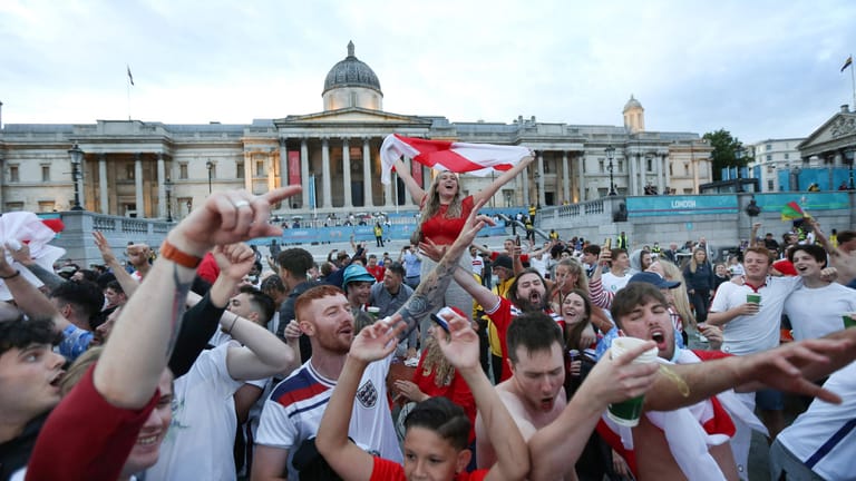 Britische Fußballfans feiern EM-Erfolg: Schon bald soll es auf der Insel keine Corona-Maßnahmen mehr geben.