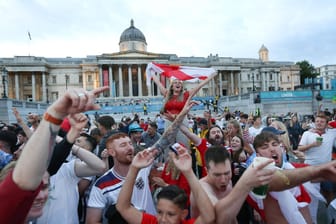 Britische Fußballfans feiern EM-Erfolg: Schon bald soll es auf der Insel keine Corona-Maßnahmen mehr geben.