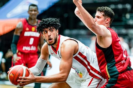 Tunesiens Ahmed Addami (l) und Deutschlands Lukas Wank