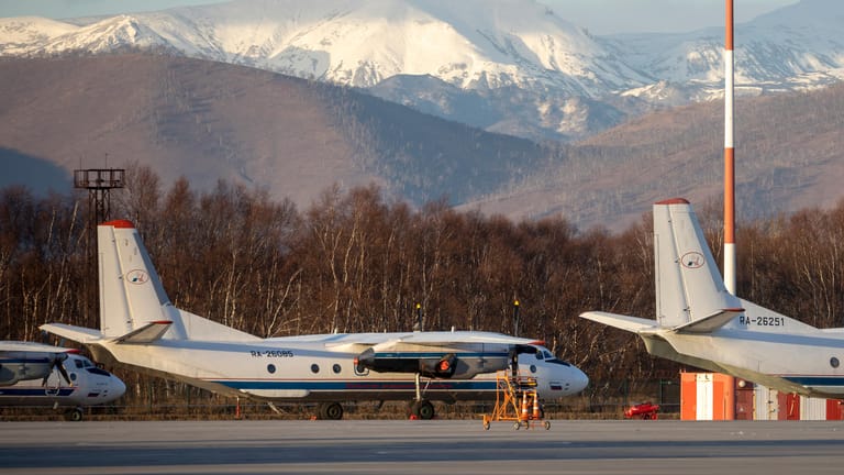 Eine vom Typ An-26 mit der gleichen Bordnummer #RA-26085 wie das vermisste Flugzeug ist auf dem Flughafen Elizovo geparkt: Die Trümmer wurden im Meer und an der Küste entdeckt (Symbolbild).