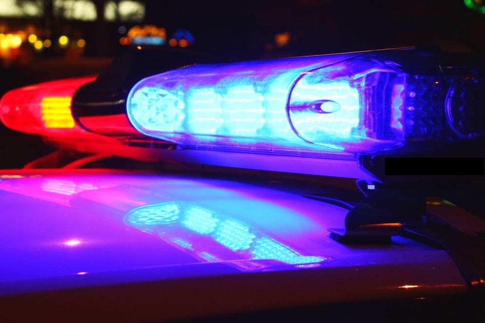 Blaulicht eines US-Polizeiwagens (Archivbild): Ein Mann ist in Kansas von seinem Hund erschossen worden.