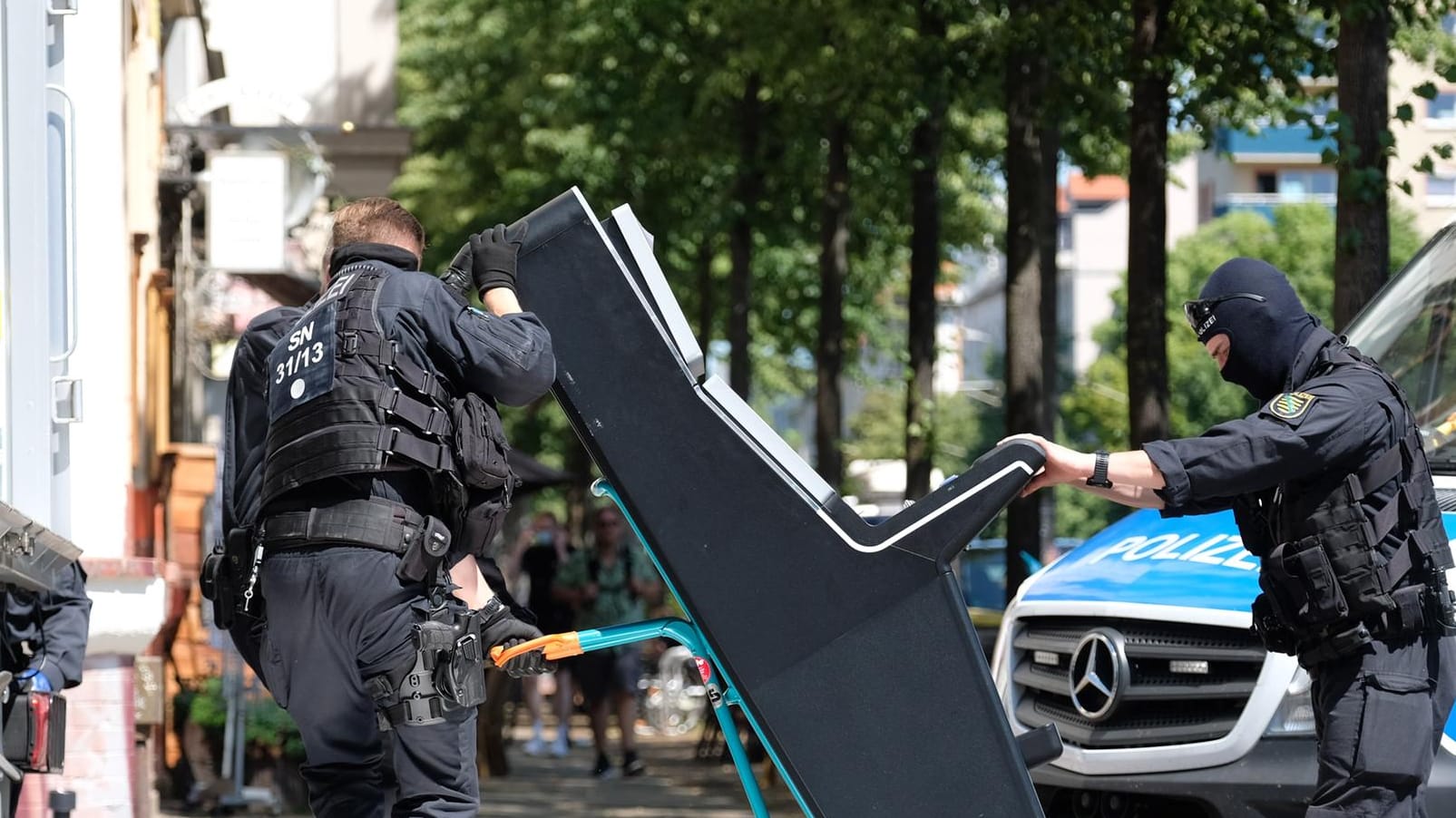 Polizisten transportieren einen sichergestellten Spielautomaten aus einer Shishabar: Rund 300 Beamte waren bei der Razzia im Einsatz.