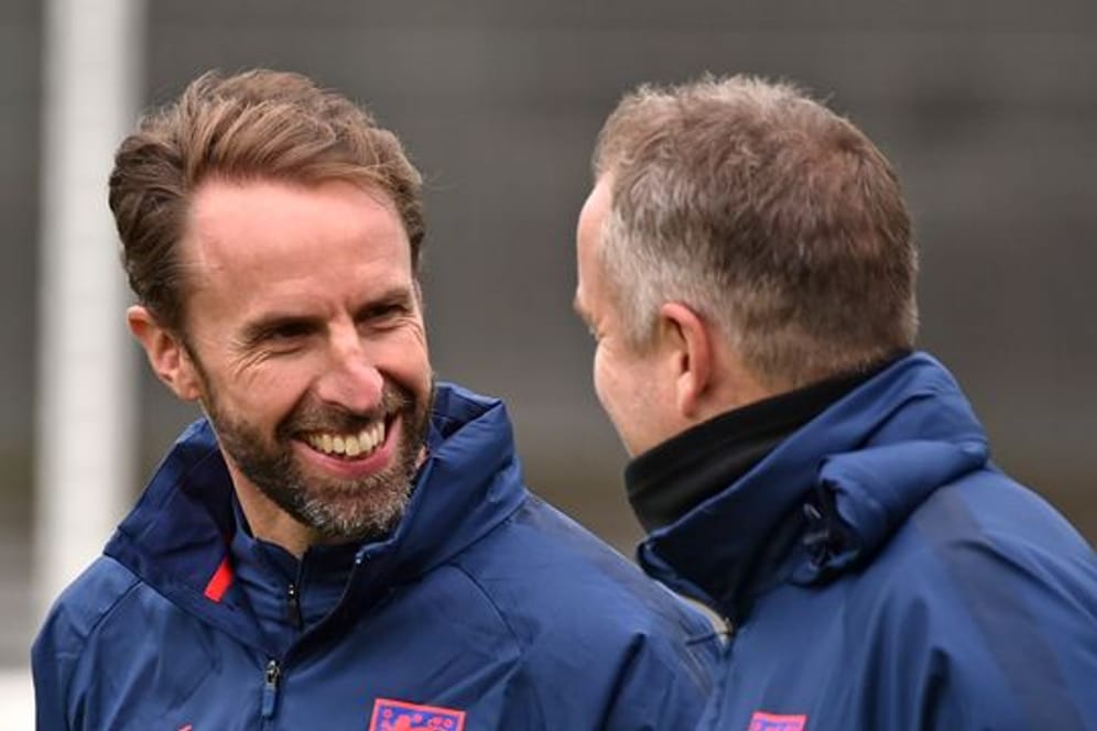 Würde den Engländern gern den langgehegten Traum vom Einzug ins EM-Finale erfüllen: Trainer Gareth Southgate (l).
