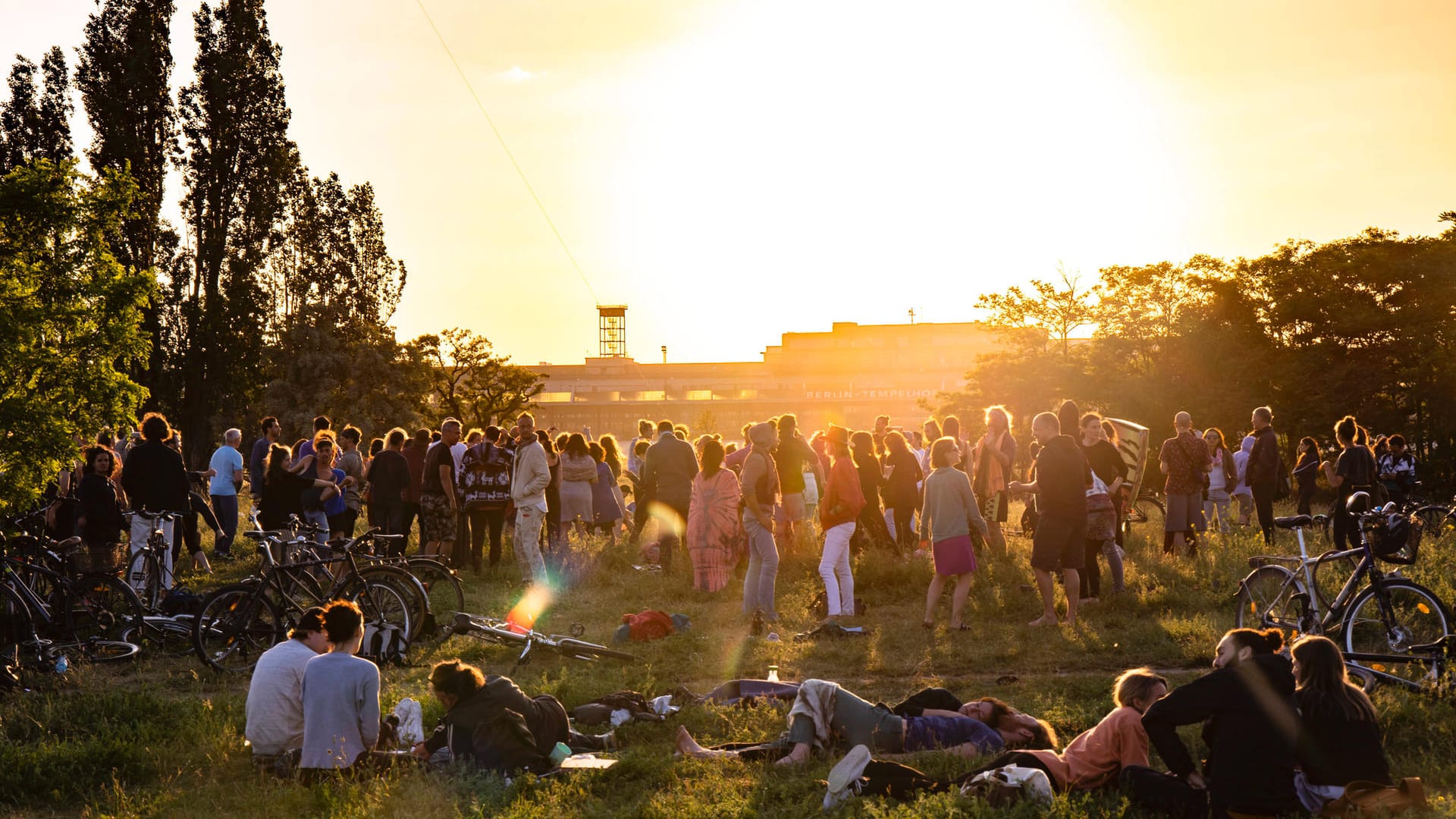 Menschen tanzen auf dem Tempelhofer Feld (Symbolbild): Im Freien waren die Kontaktbeschränkungen bereits aufgehoben worden – nun fallen sie auch in Innenräumen. Menschen tanzen auf dem Tempelhofer Feld (Symbolbild): Im Freien waren die Kontaktbeschränkungen bereits aufgehoben worden – nun fallen sie auch in Innenräumen.