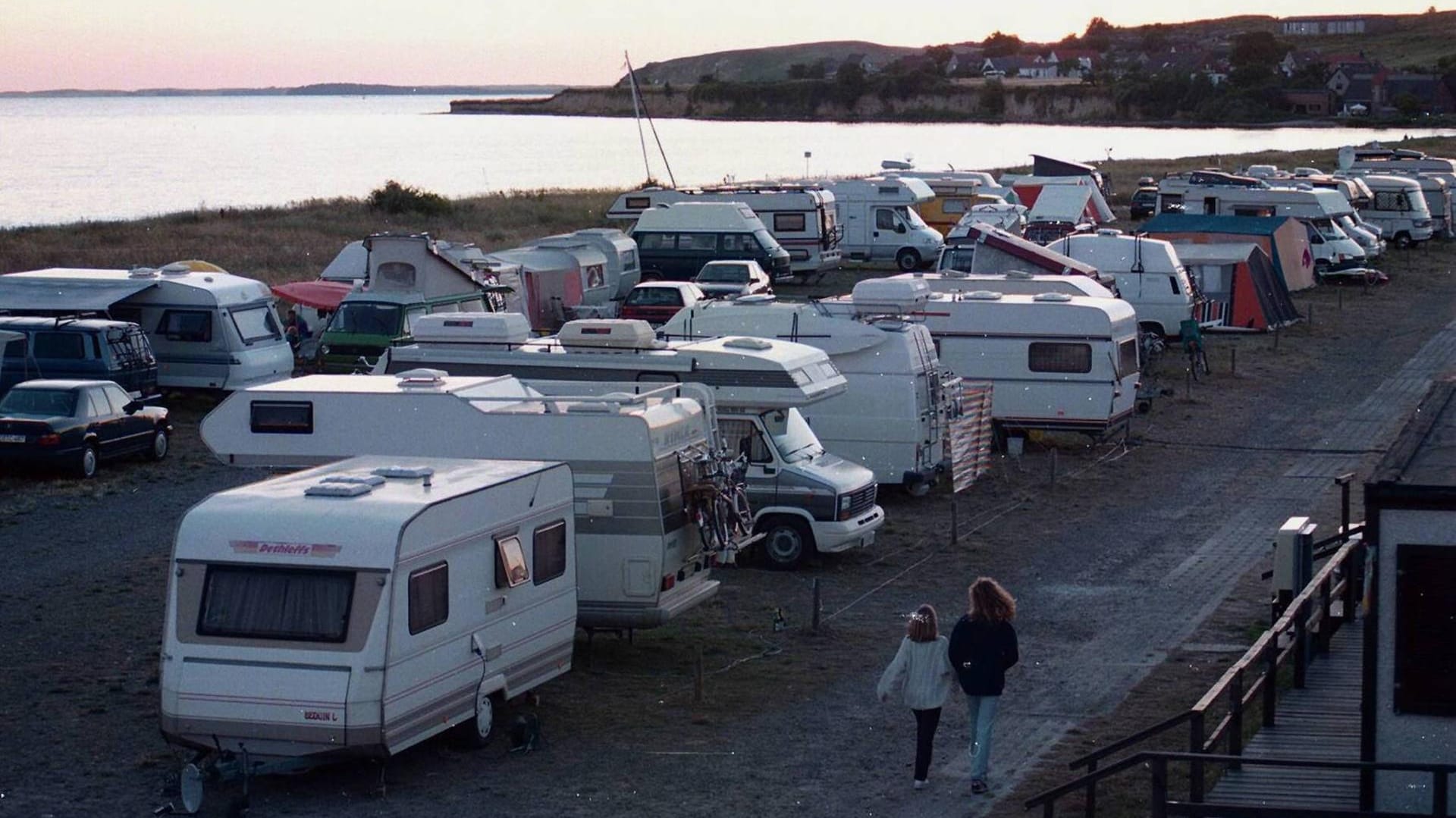 Camping in Thiessow Rügen: Ein in Berlin gestohlenes Wohnmobil soll laut Zeugen mehrmals auf Rügen gesichtet worden sein. Camping in Thiessow Rügen: Ein in Berlin gestohlenes Wohnmobil soll laut Zeugen mehrmals auf Rügen gesichtet worden sein.