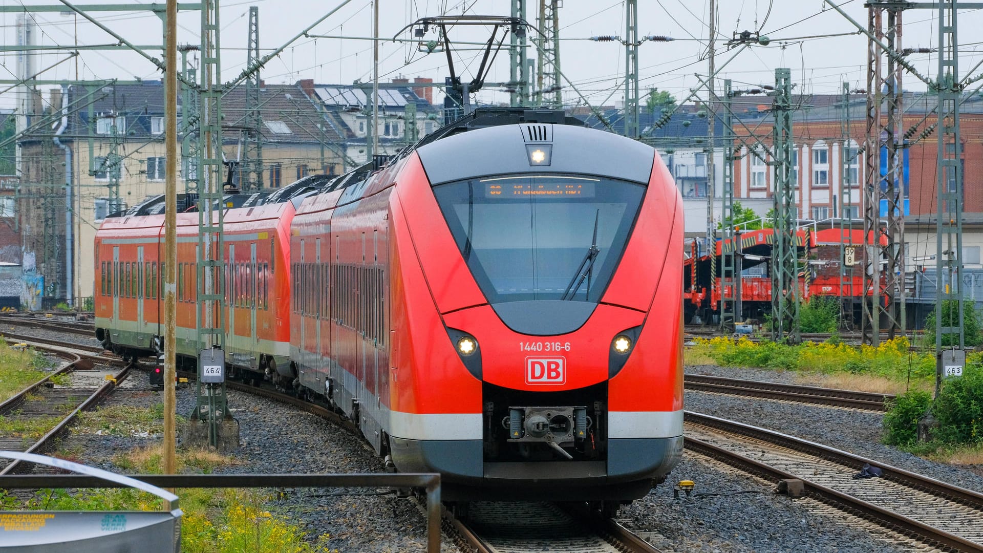 Ein Regionalzug der Deutschen Bahn: Die Lokführergewerkschaft GDL lehnt das Angebot des Staatskonzerns ab. Ein Regionalzug der Deutschen Bahn: Die Lokführergewerkschaft GDL lehnt das Angebot des Staatskonzerns ab.
