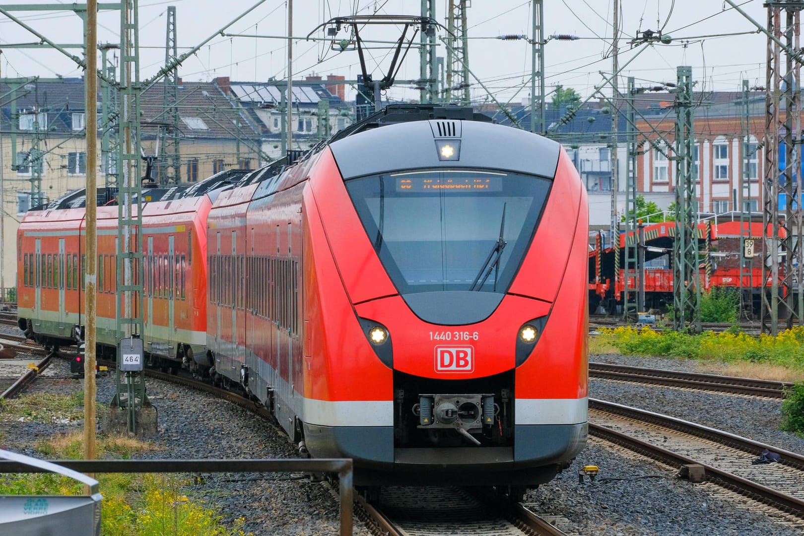 Ein Regionalzug der Deutschen Bahn: Die Lokführergewerkschaft GDL lehnt das Angebot des Staatskonzerns ab. Ein Regionalzug der Deutschen Bahn: Die Lokführergewerkschaft GDL lehnt das Angebot des Staatskonzerns ab.