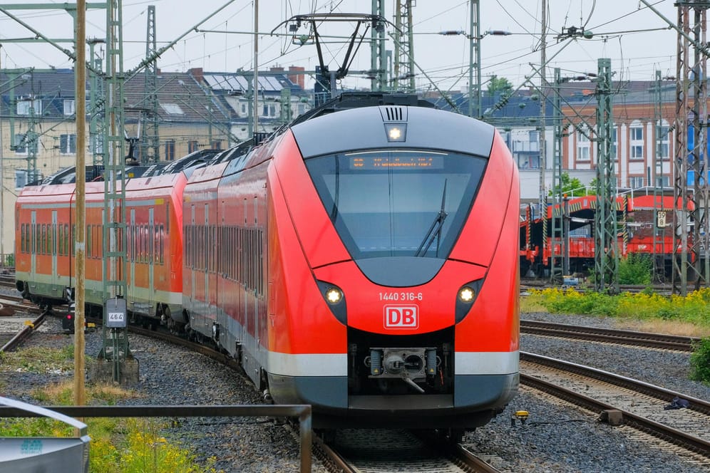 Ein Regionalzug der Deutschen Bahn: Die Lokführergewerkschaft GDL lehnt das Angebot des Staatskonzerns ab.