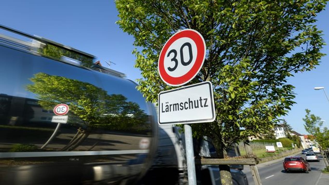 Ein Tempo-30-Schild steht an einer Bundesstraße