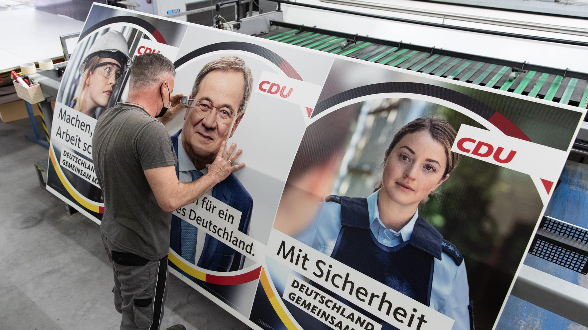 Die Wahlplakate werden von einem Drucker kontrolliert: Die Partei gab an, ein Infektionsrisiko in Zeiten der Pandemie vermeiden zu wollen.