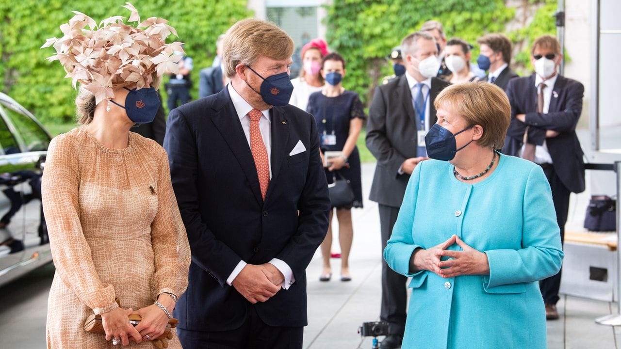 Bundeskanzlerin Angela Merkel (r) begrüßt König Willem-Alexander und Königin Máxima vor dem Bundeskanzleramt. Bundeskanzlerin Angela Merkel (r) begrüßt König Willem-Alexander und Königin Máxima vor dem Bundeskanzleramt.