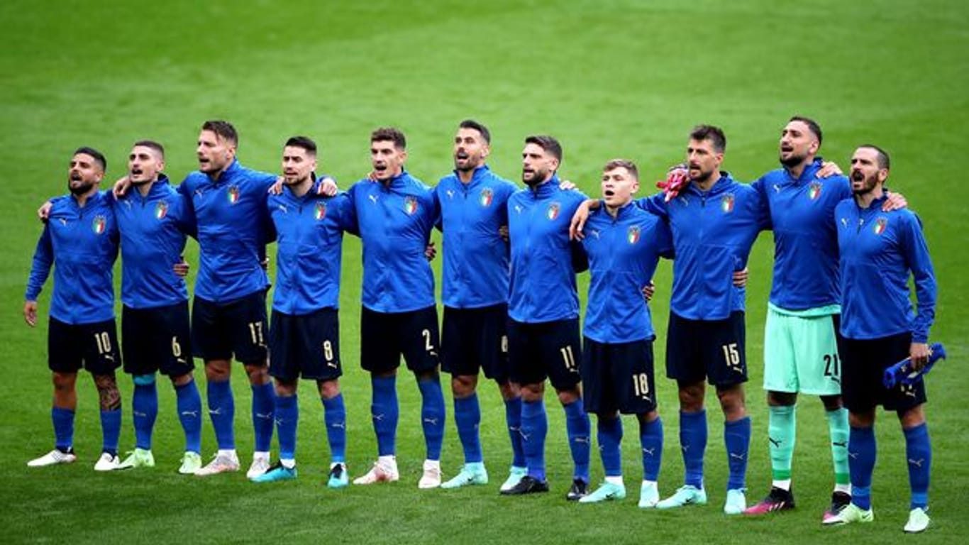 Italiens Spieler singen ihre Nationalhyme vor Beginn eines Spiels.