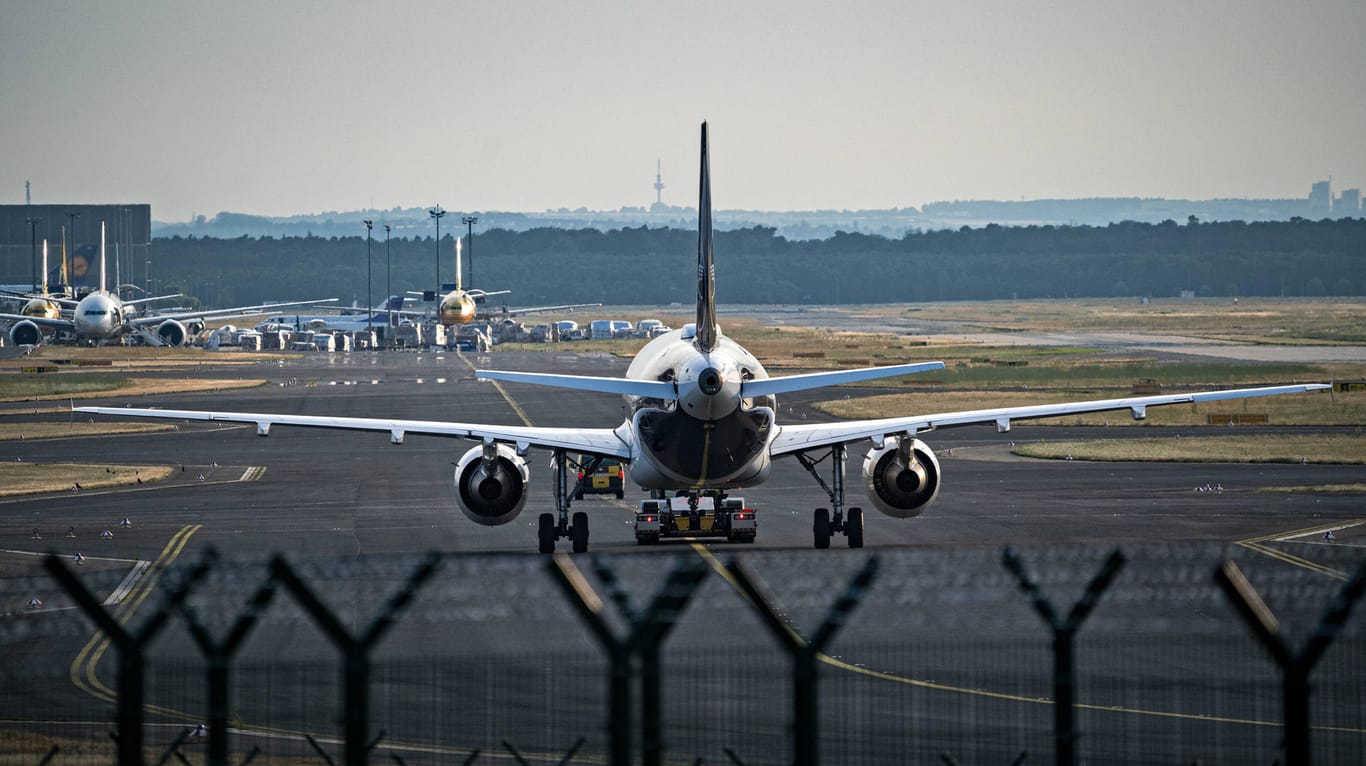 Flugzeug auf dem Rollfeld des Frankfurter Flughafens: Ermittler konnten den Verdächtigen unmittelbar vor seinem Abflug nach Südamerika festnehmen.