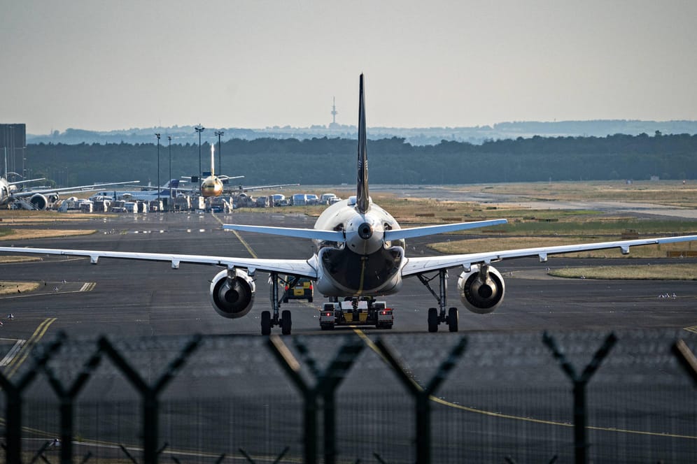 Flugzeug auf dem Rollfeld des Frankfurter Flughafens: Ermittler konnten den Verdächtigen unmittelbar vor seinem Abflug nach Südamerika festnehmen.