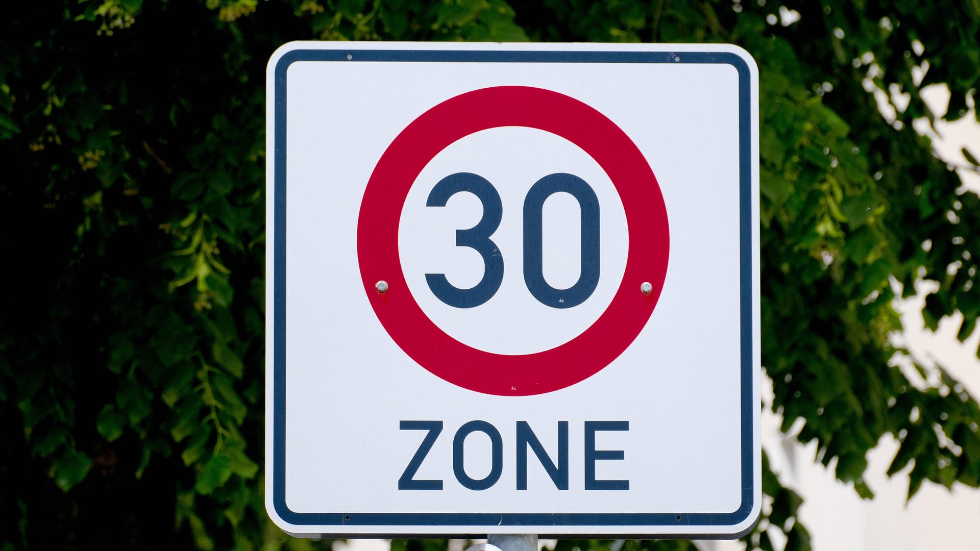 Ein Straßenschild zeigt Tempo 30 an (Symbolbild): Die Initiative wird vom Deutschen Städtetag in Berlin unterstützt. Ein Straßenschild zeigt Tempo 30 an (Symbolbild): Die Initiative wird vom Deutschen Städtetag in Berlin unterstützt.