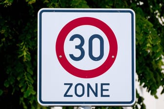 Ein Straßenschild zeigt Tempo 30 an (Symbolbild): Die Initiative wird vom Deutschen Städtetag in Berlin unterstützt.