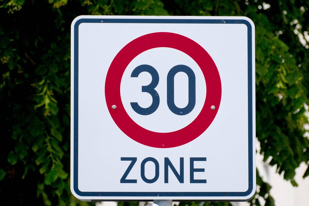 Ein Straßenschild zeigt Tempo 30 an (Symbolbild): Die Initiative wird vom Deutschen Städtetag in Berlin unterstützt.