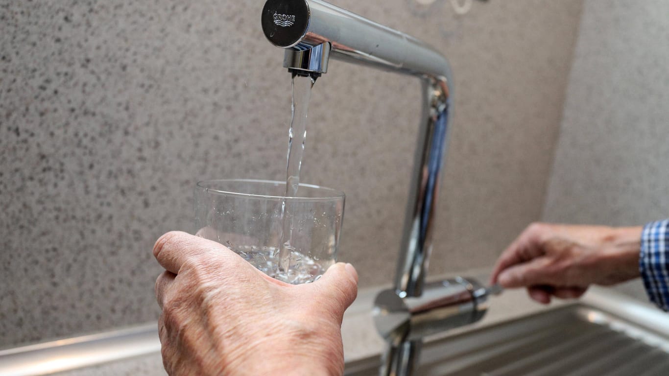 Eine Person befüllt ein Glas mit Wasser aus dem Hahn (Symbolbild): In der Region Hannover gibt es Auffälligkeiten beim Trinkwasser.