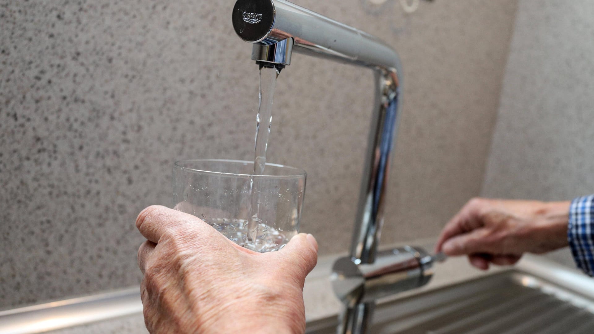 Eine Person befüllt ein Glas mit Wasser aus dem Hahn (Symbolbild): In der Region Hannover gibt es Auffälligkeiten beim Trinkwasser. Eine Person befüllt ein Glas mit Wasser aus dem Hahn (Symbolbild): In der Region Hannover gibt es Auffälligkeiten beim Trinkwasser.