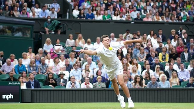 Der Pole Hubert Hurkacz konnte die Achtelfinal-Begegnung gegen den Russen Daniil Medwedew für sich entscheiden. Der Pole Hubert Hurkacz konnte die Achtelfinal-Begegnung gegen den Russen Daniil Medwedew für sich entscheiden.