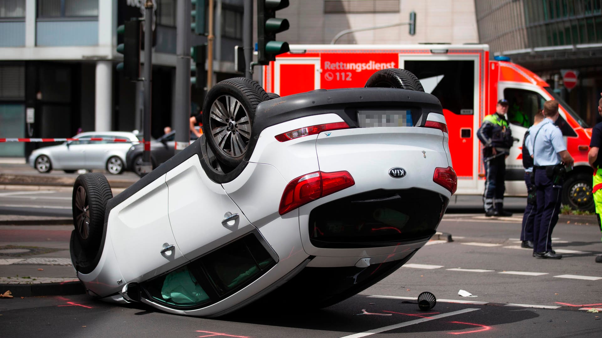Ein Auto liegt auf dem Dach: In Köln hat es einen schweren Verkehrsunfall gegeben. Ein Auto liegt auf dem Dach: In Köln hat es einen schweren Verkehrsunfall gegeben.