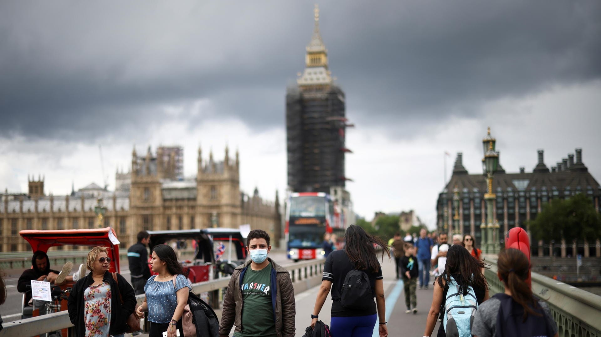 Passanten auf der Westminster Bridge in London: Die Regierung geht aufgrund von Lockerungen von steigenden Infektionszahlen aus. (Archivfoto)