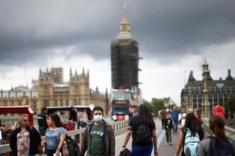 Passanten auf der Westminster Bridge in London: Die Regierung geht aufgrund von Lockerungen von steigenden Infektionszahlen aus. (Archivfoto)