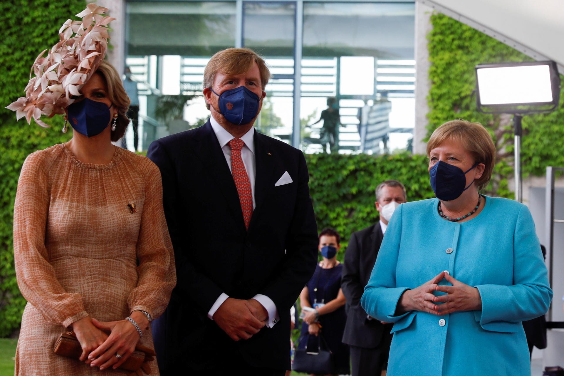 Das Königspaar wird von Kanzlerin Angela Merkel vor dem Kanzleramt empfangen.