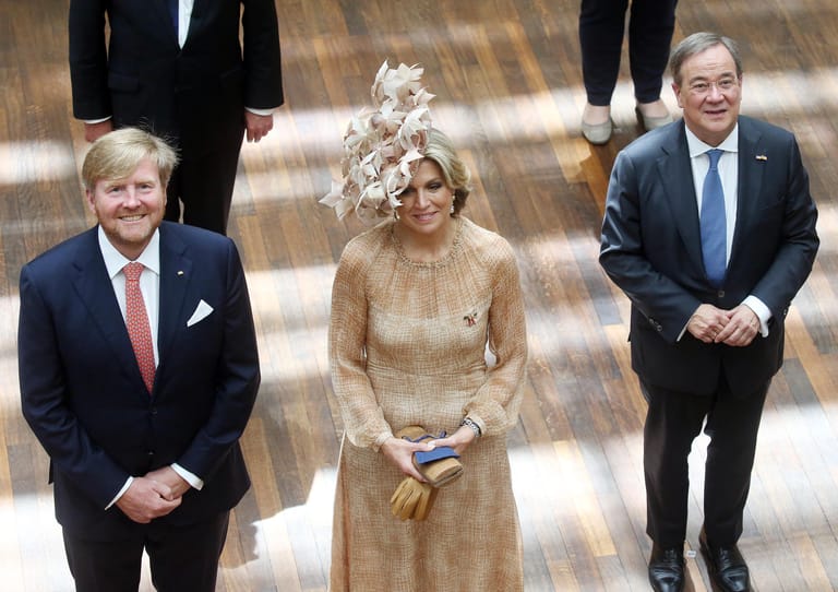 König Willem-Alexander der Niederlande und Königin Maxima stehen im Plenum des Bundesrates mit CDU-Kanzlerkandidat Armin Laschet zu einem Gruppenbild zusammen. Zuvor hatte König Willem-Alexander eine Rede gehalten.