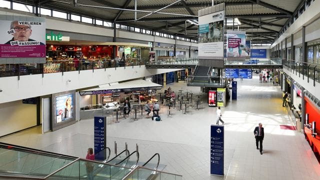 Die Empfangshalle auf dem Flughafen Leipzig/Halle: Die Flüge nach München fallen am Mittwoch aus.