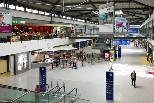 Die Empfangshalle auf dem Flughafen Leipzig/Halle: Die Flüge nach München fallen am Mittwoch aus.