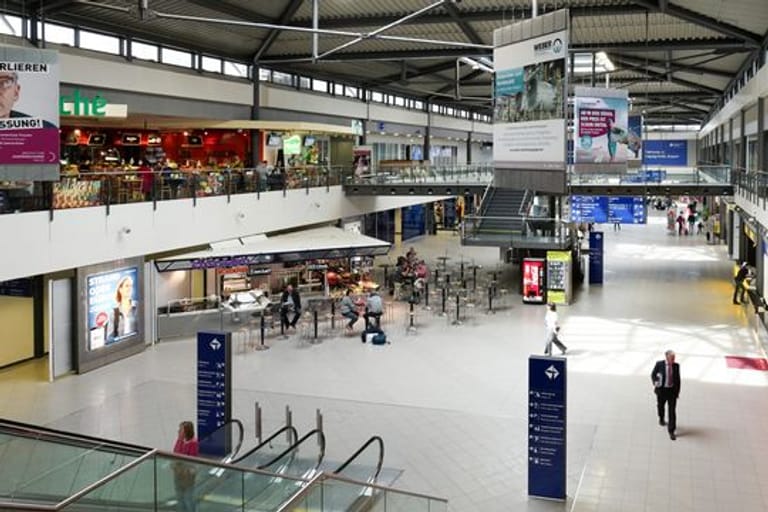 Die Empfangshalle auf dem Flughafen Leipzig/Halle: Die Flüge nach München fallen am Mittwoch aus.